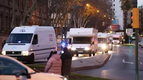 Unas 200 autocaravanas protestan en Palma contra la ordenanza de Cort que limita el uso de estos vehículos como vivienda Unas 200 autocaravanas protestan en Palma contra la ordenanza de Cort que limita el uso de estos vehículos como vivienda