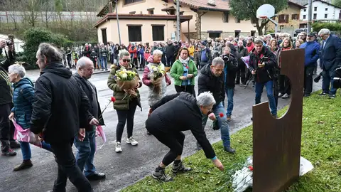 Una ofrenda recuerda a los dos fallecidos hace 5 años en el vertedero de Zaldibar Una ofrenda recuerda a los dos fallecidos hace 5 años en el vertedero de Zaldibar