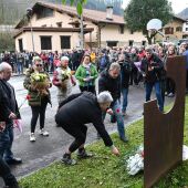Una ofrenda recuerda a los dos fallecidos hace 5 años en el vertedero de Zaldibar
