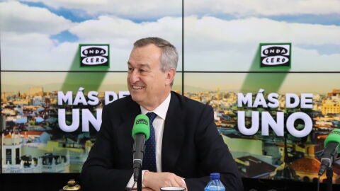 El Consejero Delegado de Banco Sabadell, C&eacute;sar Gonz&aacute;lez-Bueno, durante una entrevista con Carlos Alsina en 'M&aacute;s de uno'