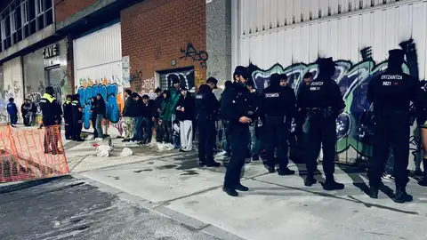 Dispositivo policial en el exterior de la discoteca Sonora de Astrabudua Dispositivo policial en el exterior de la discoteca Sonora de Astrabudua