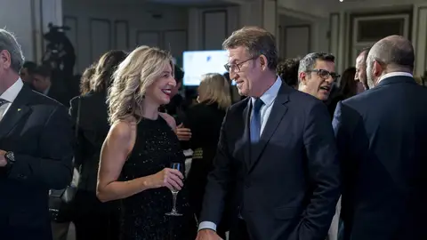 Yolanda Díaz y Alberto Núñez Feijóo conversan durante una gala, en una imagen de archivo. Yolanda Díaz y Alberto Núñez Feijóo conversan durante una gala, en una imagen de archivo.