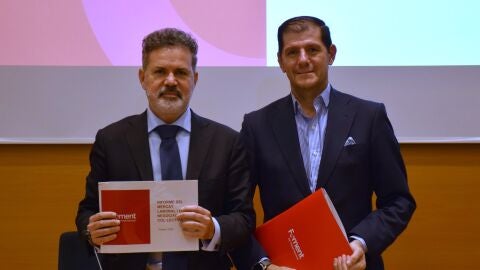 Javier Ibars, director del departament de relacions laborals de Foment del Treball, i Lu&iacute;s P&eacute;rez, president de la comissi&oacute; de relacions laborals y recursos humans de Foment