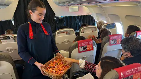 Chocolates Trapa endulza los vuelos de Iberia Express por San Valentín .