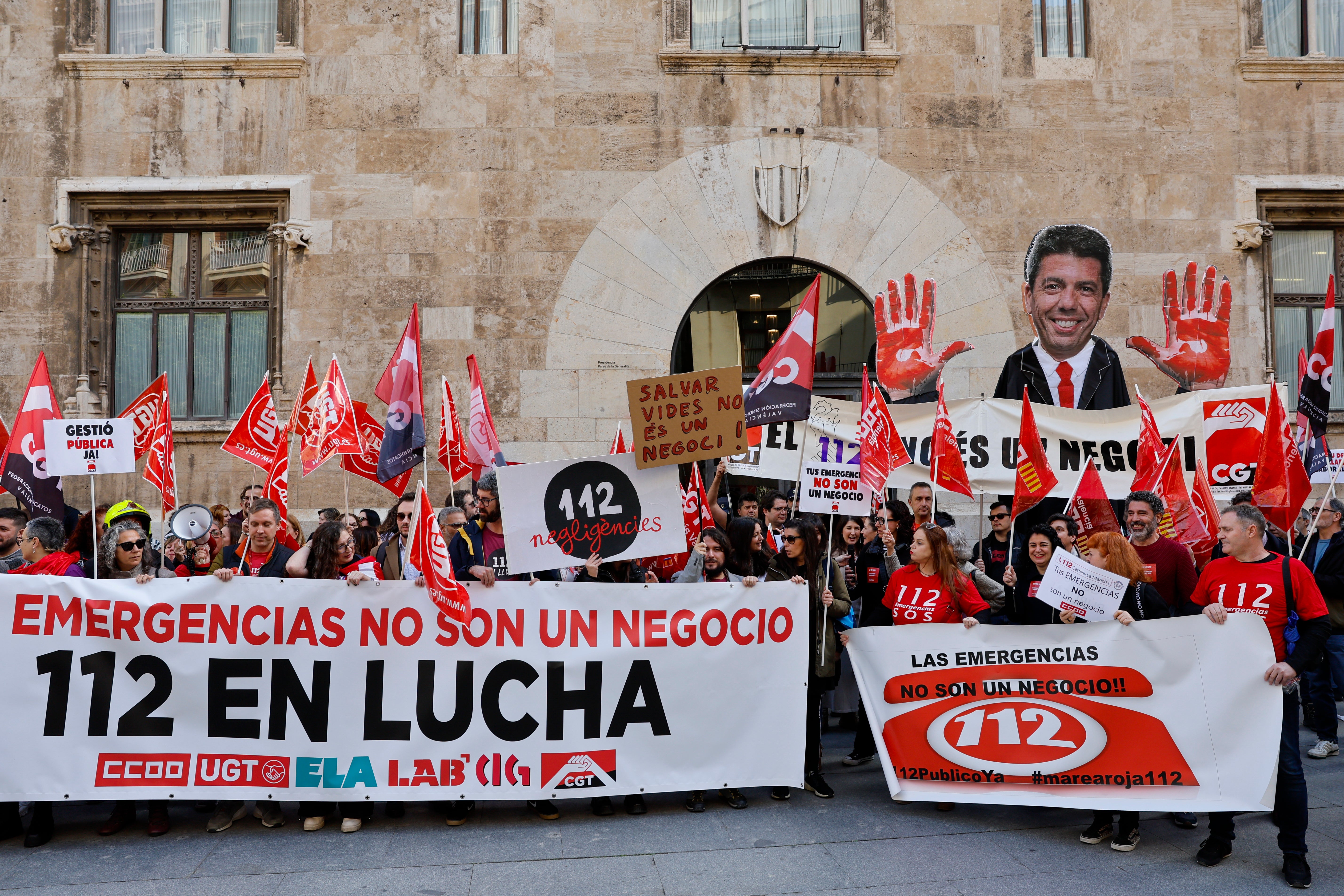 Los trabajadores de emergencias reclaman ante el Palau de la Generalitat que se dignifique su trabajo Los trabajadores de emergencias reclaman ante el Palau de la Generalitat que se dignifique su trabajo