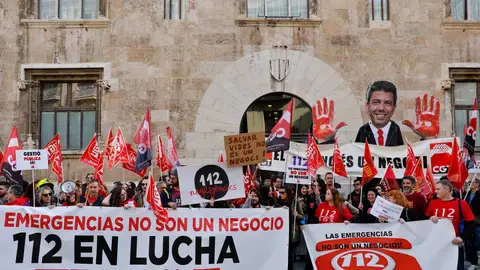 Personal de Emergencias del 112 se ha concentrado ante el Palau de la Generalitat Personal de Emergencias del 112 se ha concentrado ante el Palau de la Generalitat