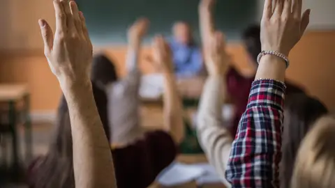 La Junta acuerda con sindicatos de la enseñanza concertada el fomento de la jubilación parcial y contratos de relevo La Junta acuerda con sindicatos de la enseñanza concertada el fomento de la jubilación parcial y contratos de relevo