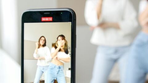 Jóvenes grabando un vídeo para redes sociales Jóvenes grabando un vídeo para redes sociales