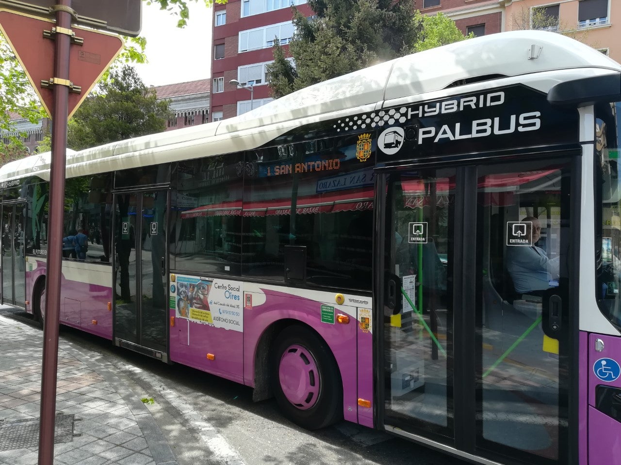 El Ayuntamiento de Palencia presenta el nuevo diseño de las líneas de autobús urbano El Ayuntamiento de Palencia presenta el nuevo diseño de las líneas de autobús urbano