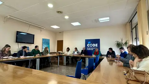 El PP en el Ayuntamiento se reúne con las asociaciones empresariales y comerciales para analizar la situación de la capital .