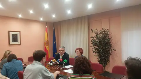 El presidente del Colegio de Médicos, Jesús Martínez Burgui, y la doctora Irene Coscollar MEDICOS