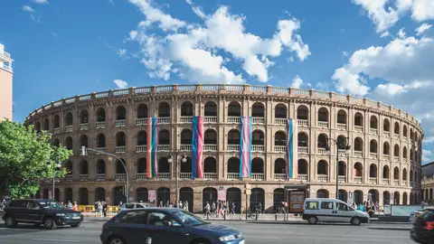 Fachada de la plaza de toros de València luces