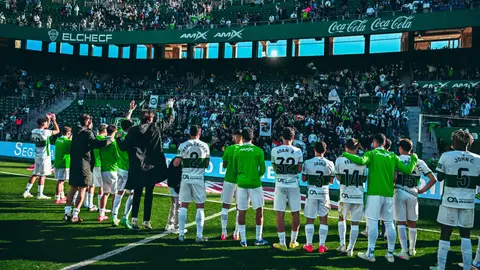 El Elche celebra el triunfo ante el Tenerife junto a su afición. El Elche celebra el triunfo ante el Tenerife junto a su afición.