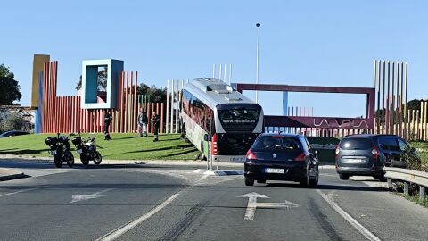 Autob&uacute;s del TRAM empotrado en la rotonda de Villajoyosa