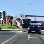 Autobús del TRAM empotrado en la rotonda de Villajoyosa