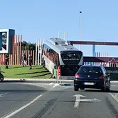 Autobús del TRAM empotrado en la rotonda de Villajoyosa Autobús del TRAM empotrado en la rotonda de Villajoyosa