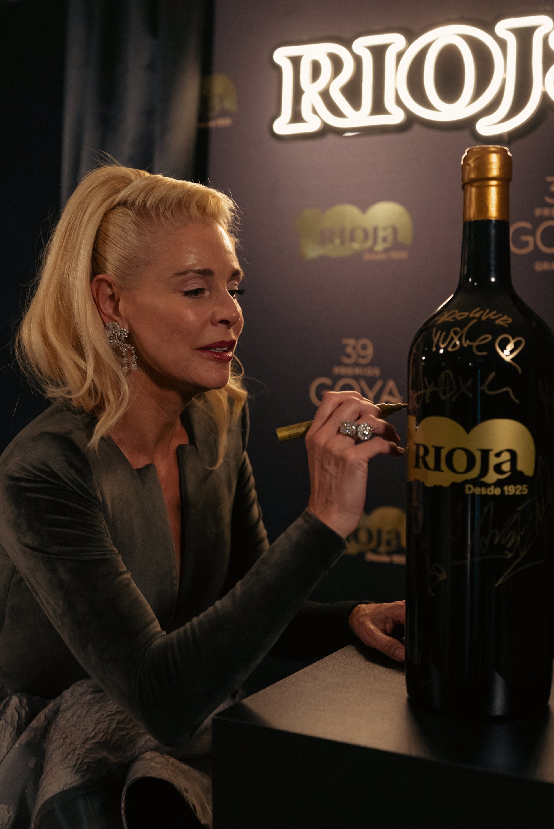 Desaparecen dos botellas de Rioja Edición Centenario, firmadas por los protagonistas de los Goya Desaparecen dos botellas de Rioja Edición Centenario, firmadas por los protagonistas de los Goya