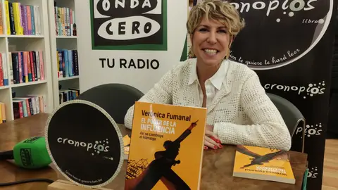 Veronica Fumanal al terminar la entrevista y presentación en la librería de Cronopios de Pontevedra Entre micros y libros