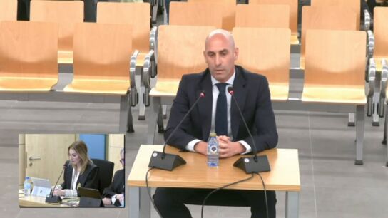 Rubiales defiende que el beso a Jenni Hermoso fue "totalmente" consentido: "Le pregunt&eacute; 'puedo darte un besito' y me dijo 'vale'"