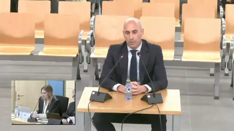 Rubiales defiende que el beso a Jenni Hermoso fue "totalmente" consentido: "Le pregunté 'puedo darte un besito' y me dijo 'vale'" Rubiales defiende que el beso a Jenni Hermoso fue "totalmente" consentido: "Le pregunté 'puedo darte un besito' y me dijo 'vale'"