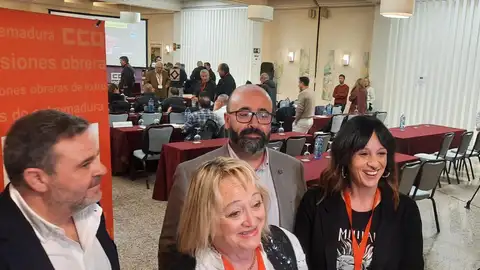 La secretaria general de la Federación estatal de CCOO de Industria, Garbiñe Espejo; la secretaria general de CCOO Extremadura, Encarna Chacón, y el candidato a la Secretaría General de CCOO de Industria, Francisco Laguna, en declaraciones a los medios La secretaria general de la Federación estatal de CCOO de Industria, Garbiñe Espejo; la secretaria general de CCOO Extremadura, Encarna Chacón, y el candidato a la Secretaría General de CCOO de Industria, Francisco Laguna, en declaraciones a los medios