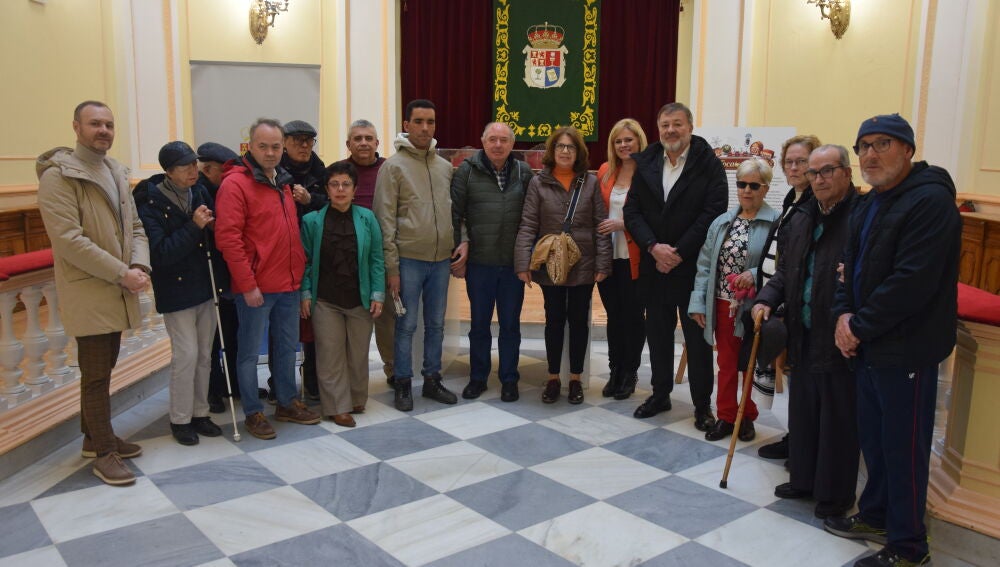 Foto de familia de la ONCE en Cuenca con responsables políticos en la inauguración de la muestra en la Diputación de Cuenca