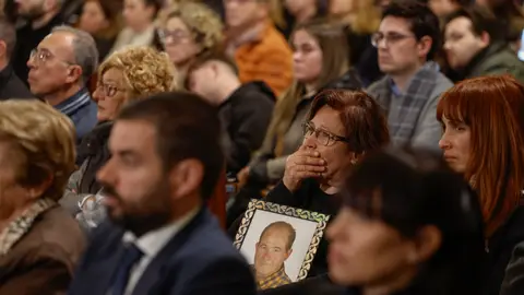 Una mujer sostiene el retrato de un familiar durante el funeral por las víctimas de la dana celebrado en València. Una mujer sostiene el retrato de un familiar durante el funeral por las víctimas de la dana celebrado en València.