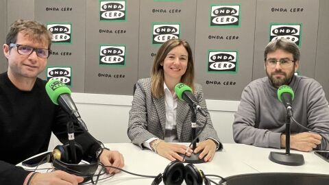 Marisa Mingot, Edil de Cultura de la Vila Joiosa, con Pepe Tent y Rafa Baeza, promotores de 'La Vila a escena'.