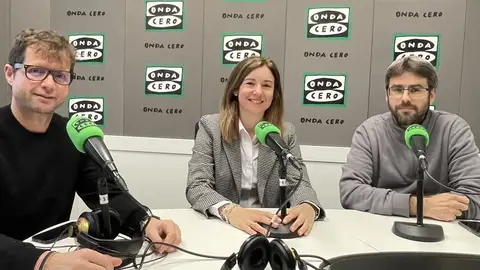 Marisa Mingot, Edil de Cultura de la Vila Joiosa, con Pepe Tent y Rafa Baeza, promotores de 'La Vila a escena'. Marisa Mingot, Edil de Cultura de la Vila Joiosa, con Pepe Tent y Rafa Baeza, promotores de 'La Vila a escena'.