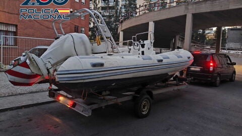 Embarcaci&oacute;n y veh&iacute;culo que llevaban las tres personas arrestadas en Elche.