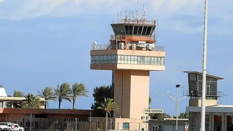 Torre de control del aeropuerto de Menorca. Torre de control del aeropuerto de Menorca.