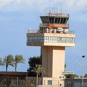 Torre de control del aeropuerto de Menorca. Torre de control del aeropuerto de Menorca.