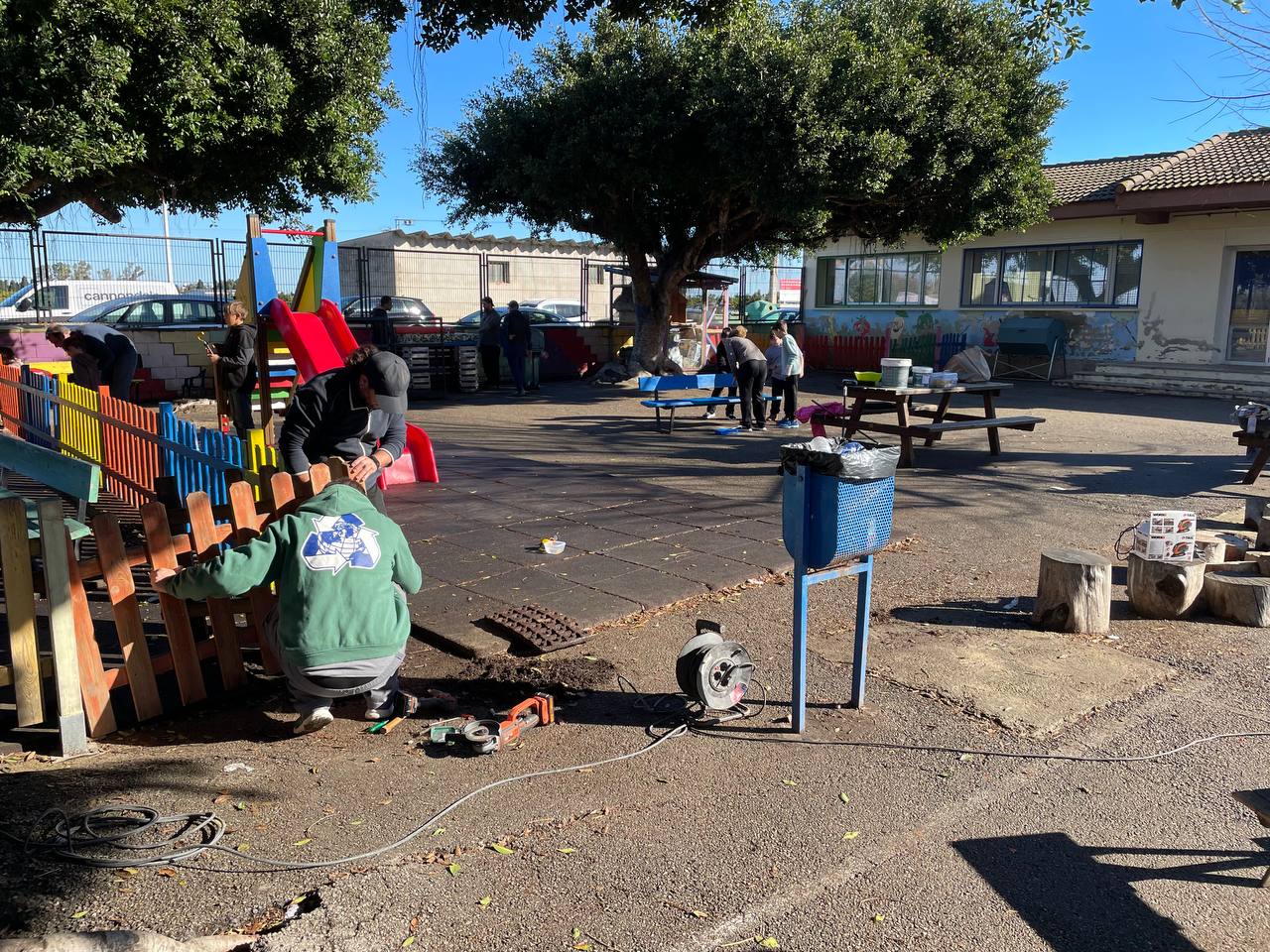 Familias y maestros del CEIP de Fortaleny se unen para adecentar el centro ante el retraso del Pla Edificant Familias y maestros del CEIP de Fortaleny se unen para adecentar el centro ante el retraso del Pla Edificant