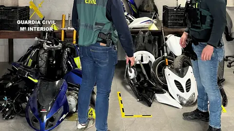 La Guardia Civil detiene a tres jóvenes por robos de ciclomotores en Burriana La Guardia Civil detiene a tres jóvenes por robos de ciclomotores en Burriana