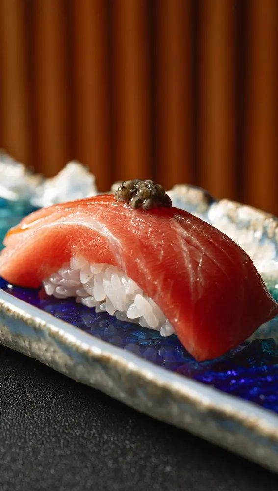 Nigiri de akami con caviar osetra Nigiri de akami con caviar osetra
