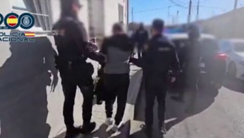 Agentes de la Polic&iacute;a Nacional con uno de los detenidos en Elche.