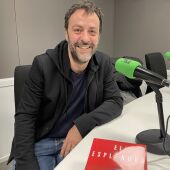 El escritor y guionista Agustín Martínez presentando su última novela