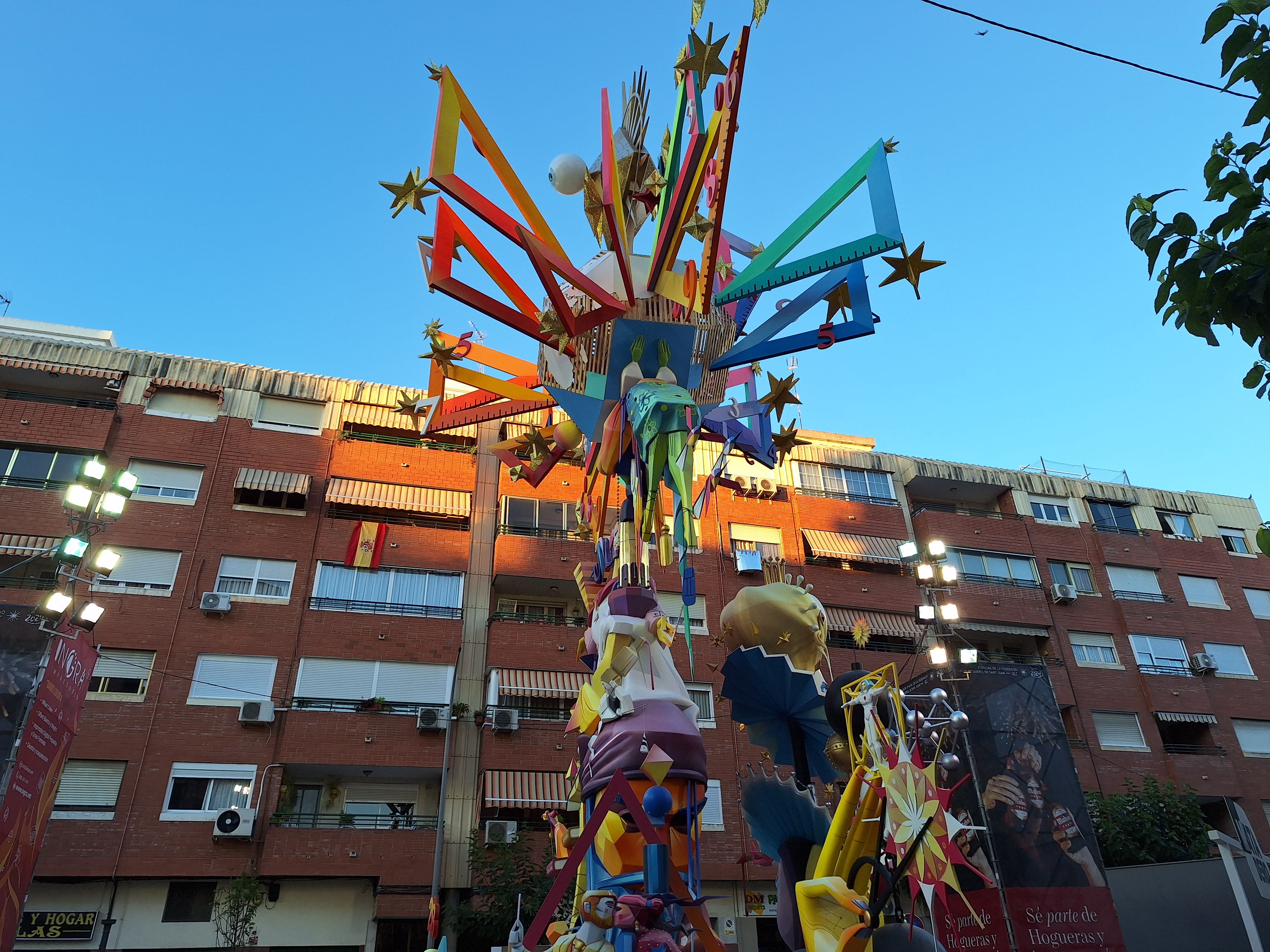 Alicante sube las ayudas a las Hogueras y destina 745.900 euros a la construcción, plantà y cremà Alicante sube las ayudas a las Hogueras y destina 745.900 euros a la construcción, plantà y cremà