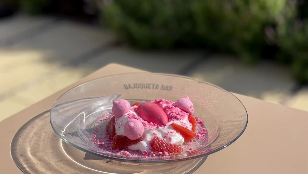 Espuma de mascarpone acompañada de fresas bañadas en champán, cubierto por merengue de violeta y helado de remolacha y frambuesa Espuma de mascarpone acompañada de fresas bañadas en champán, cubierto por merengue de violeta y helado de remolacha y frambuesa