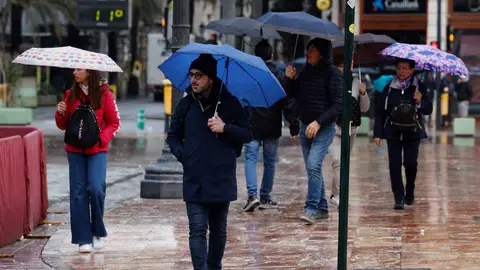 Imagen de archivo de viandantes caminando bajo la lluvia. Imagen de archivo de viandantes caminando bajo la lluvia.