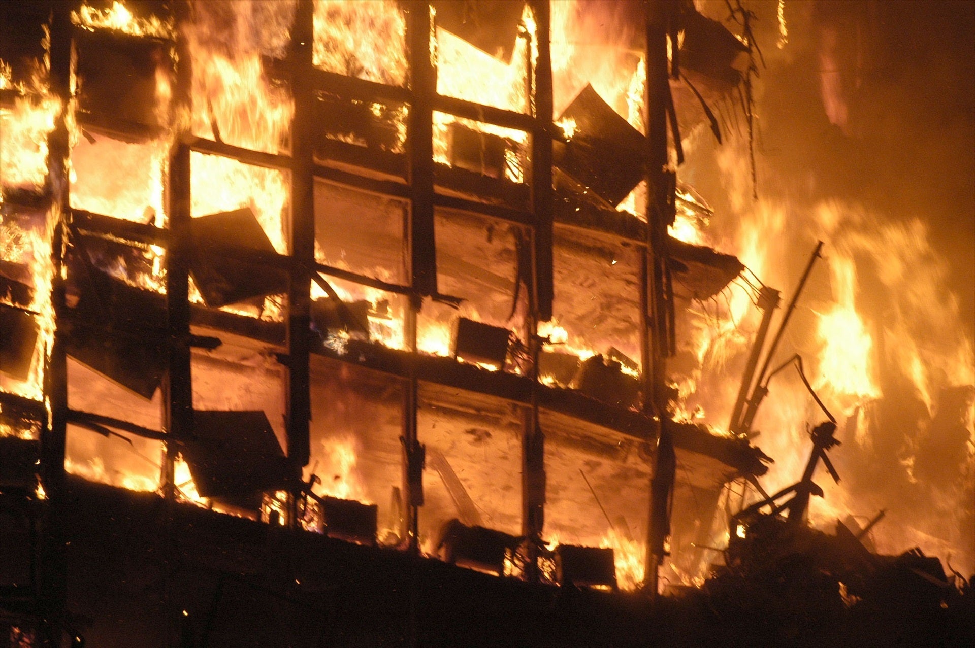 20 años del incendio del Windsor: todas las incógnitas que todavía siguen abiertas 20 años del incendio del Windsor: todas las incógnitas que todavía siguen abiertas