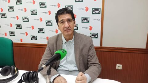 Jos&eacute; Manuel Caballero en los estudios de Onda Cero Ciudad Real