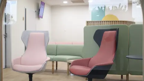El Hospital Universitario de Torrejón estrena una nueva sala de espera del servicio de Oncología y sesiones de yoga terapéutico para pacientes oncológicos Sala de espera del servicio de Oncología del Hospital Universitario de Torrejón