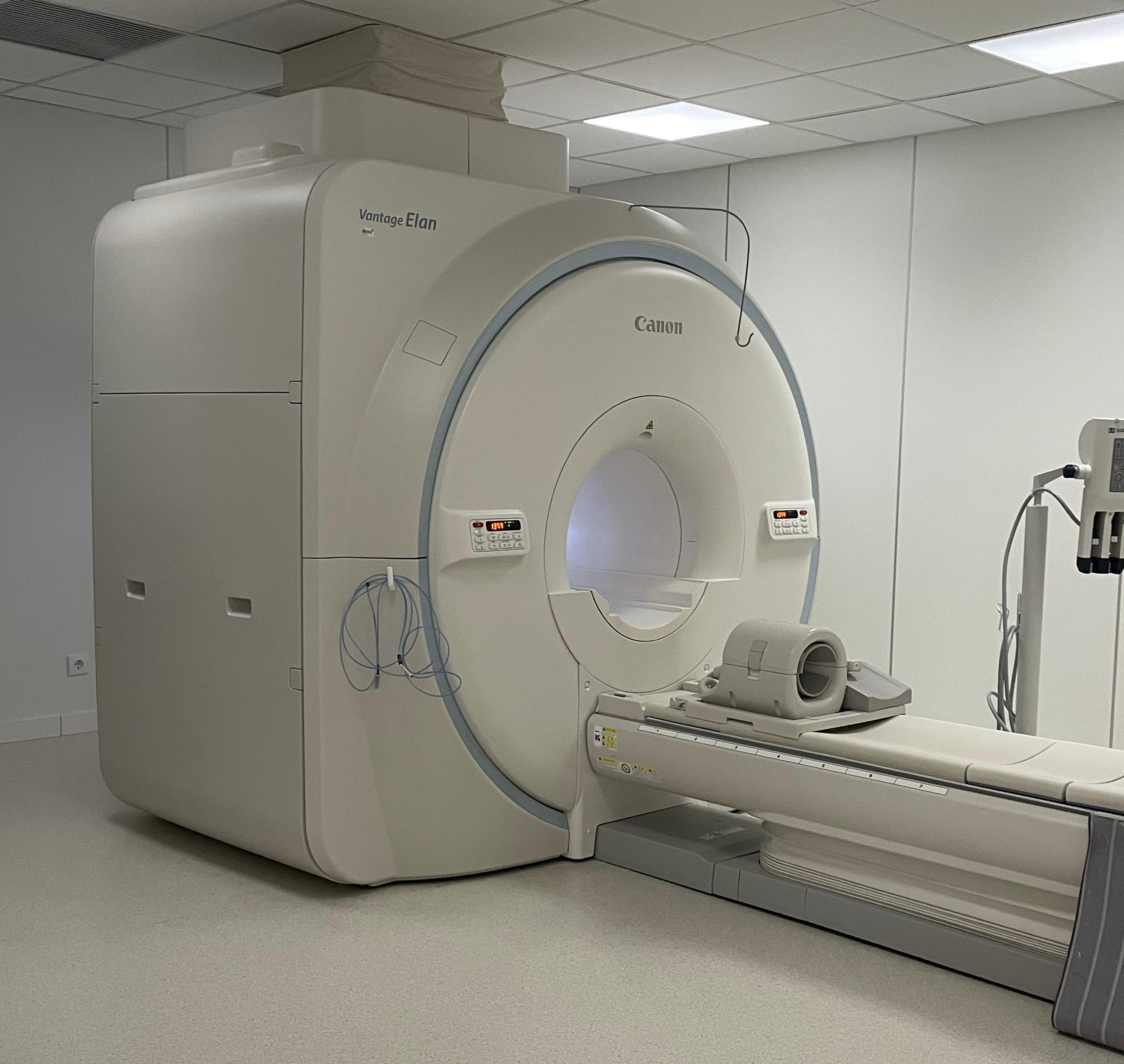 La Junta invierte más de un millón de euros a la instalación de una resonancia magnética nuclear en la Facultad de Farmacia La Junta invierte más de un millón de euros a la instalación de una resonancia magnética nuclear en la Facultad de Farmacia