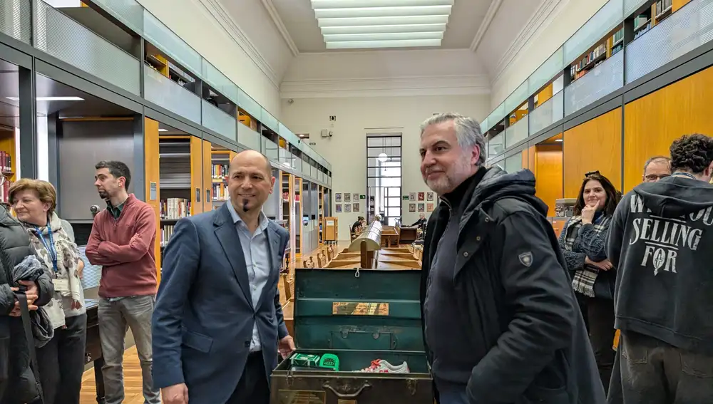 Carlos Alsina y el director de la Biblioteca Nacional con la cápsula del tiempo Carlos Alsina y el director de la Biblioteca Nacional con la cápsula del tiempo