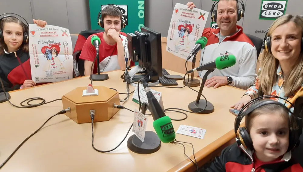 Profesores y alumnos del colegio Sant Andreu de l'Alcudia Profesores y alumnos del colegio Sant Andreu de l'Alcudia