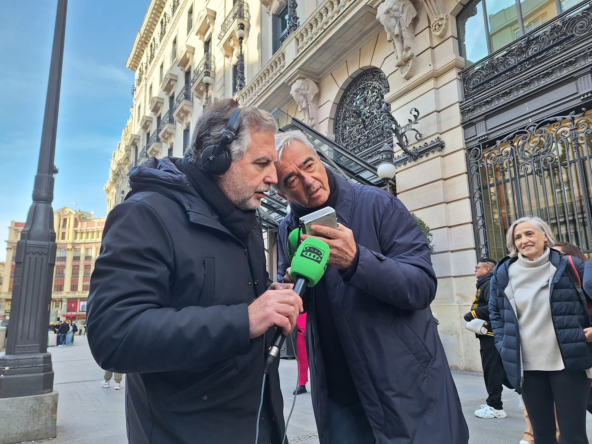 El generoso regalo que Carles Francino le ha hecho a Carlos Alsina para la cápsula del tiempo: "Con esto empezó todo" El generoso regalo que Carles Francino le ha hecho a Carlos Alsina para la cápsula del tiempo: "Con esto empezó todo"