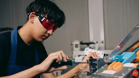 Un joven con discapacidad recibe formación gracias a las iniciativas de la Fundación ONCE. Un joven con discapacidad recibe formación gracias a las iniciativas de la Fundación ONCE.