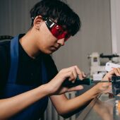 Un joven con discapacidad recibe formación gracias a las iniciativas de la Fundación ONCE.