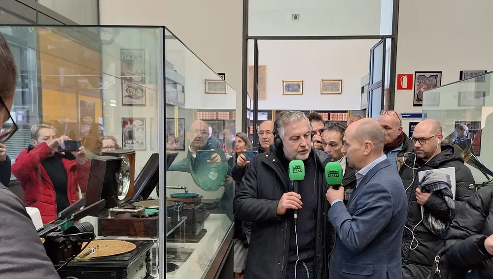 Carlos Alsina en la sala Barbieri en la Biblioteca Nacional Carlos Alsina en la sala Barbieri en la Biblioteca Nacional